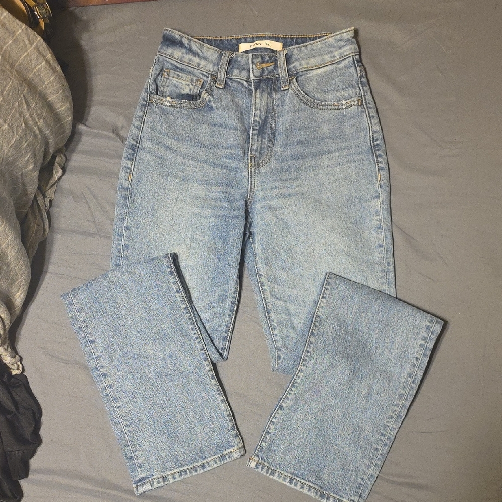 Willow + Root Brand. Like New, Hardly Worn. Stylish Women's Straight Leg Jeans